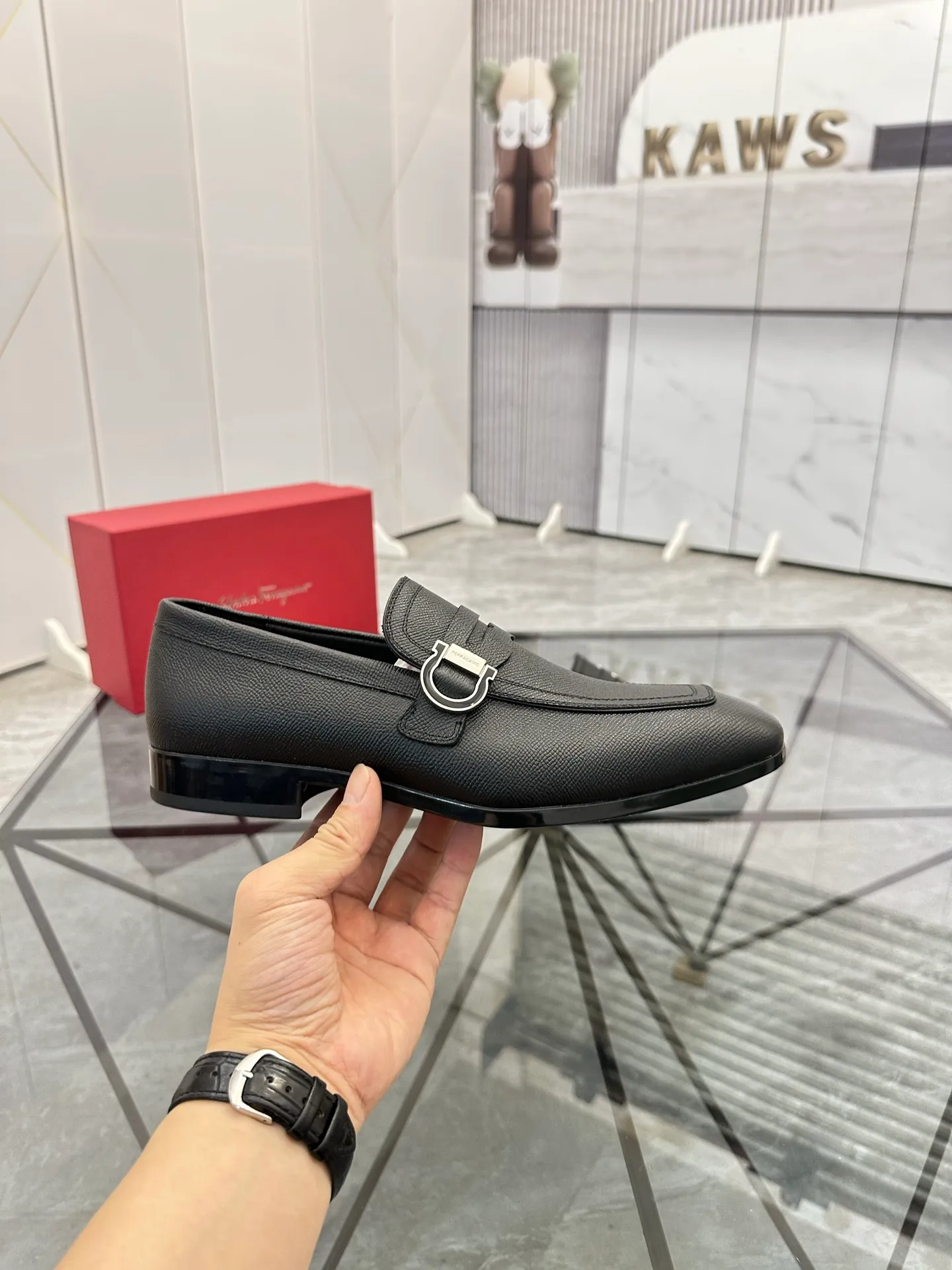 Men's shoes: 💰P640¥ High-end quality Product trademark: Ferragamo* "Ferragamo*" leather shoes Regular size: 38-44 (can be customized to 45.46.) Product materials: imported first-layer cowhide leather upper, cowhide lining, original outsole. Number: 688